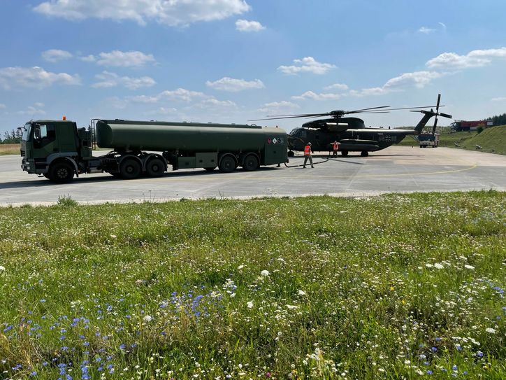 Ein Helikopter vom Typ CH-53 wird in Büchel betankt.