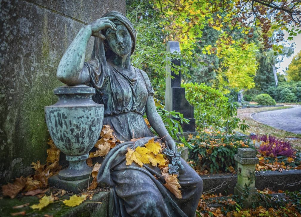 Wie alte Grabmäler verändern sich Bestattungsrituale auch in der Region: Die Individualisierung nimmt zu und Naturbestattungen werden immer beliebter.             		             Foto: Archiv