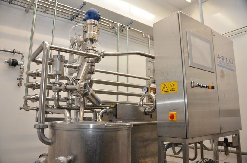 In dieser Maschine wird die Rohmilch kurz erhitzt und keimfrei gemacht.