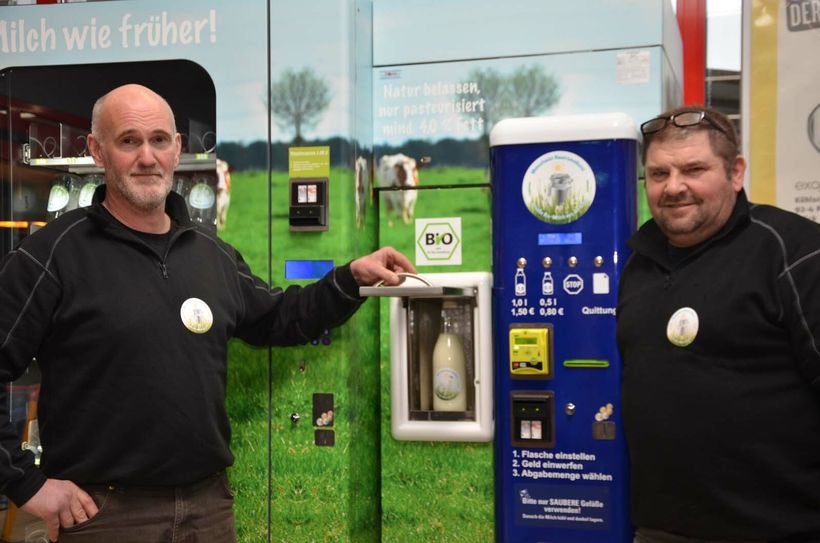 Neun dieser Milchstationen haben Markus Legge (l.) und Josef Thomas in der Region aufgestellt. Frische Milch gibt es dort für 1,50 Euro pro Liter. Fotos: T. Förster