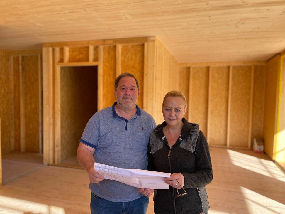 Svetlana Zwyer (48) investiert in Ellenz-Poltersdorf rund 5,5 Millionen Euro in das Projekt »Mosel-Village«. Das klimaneutrale Apartmenthotel soll Anfang 2023 fertiggestellt sein. Viel Erfahrung beim Bau bringt der Lebensgefährte von Zwyer, der Hotelier Helmut Dehren, mit ein. Er betreibt bereits fünf Hotels an der Mosel.  Foto: Zender