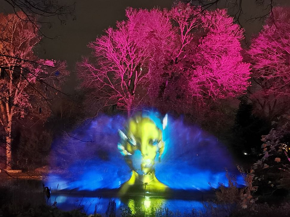 Auf viele neue Attraktionen dürfen sich die Besucherinnen und Besucher der „Leuchtenden Gärten Zülpich - mit Energie von e-regio“ freuen, die vom 18. September bis 4. Oktober 2020 erstmals im Seepark Zülpich stattfinden. Unter anderem soll im Bereich des Eventstrandes ein solches Hydroschild installiert