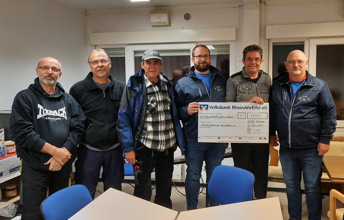 Dieter Reck (rechts) und Andreas Schaden übergeben den Spendenscheck an Rolf Schmitt (2. v. r.).