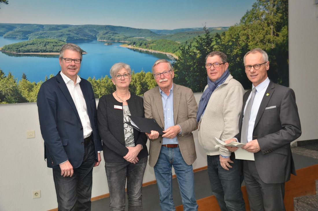 Pflegeberater Stephan Löhmann, Andrea Karbig und Dr. Ulrich Albert vom Netzwerk »Leben mit Demenz Simmerath«, Manfred Wüller (Alzheimergesellschaft Aachen) und Simmeraths Bürgermeister Karl-Heinz Hermanns suchen nach engagieren Ehrenamtlern, die Senioren zur Seite stehen wollen. Foto: T. Förster