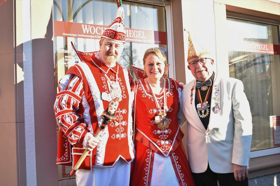 Die Moareulen aus Gillenfeld wurden durch Prinz Ingo I. (l.) und seine Lieblichkeit Prinzessin Carina I. (m.) sowie Sitzungspräsident Heinz Dahm (r.) vertreten. Foto: Woltmann