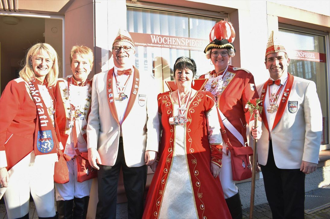 Die Kylltalnarren rund um Prinzessin Carmen I. (3.v.r.), ihren Adjutanten Alex (3.v.l.) und Narrenchef Martin Dederichs (r.). Foto: Woltmann