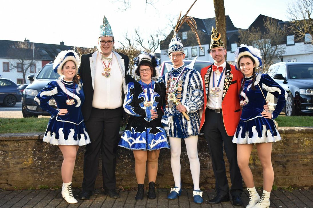 Prinz Thomas II. (3.v.r.) mit seinem Funkemariechen Sabrina (3.v.l.), begleitet vom Vorsitzenden Andreas Michels (2.v.r.) und Sitzungspräsident Thomas Umbach (2.v.l.). Foto: Woltmann