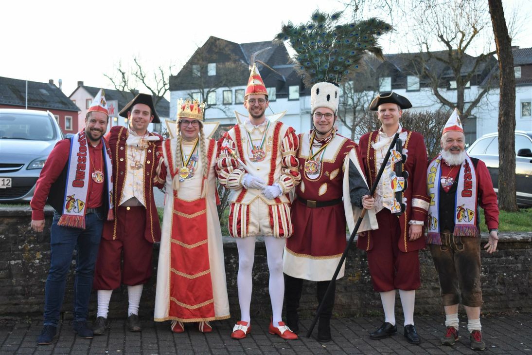 Das Dreigestirn aus Oberstadtfeld mit Gefolge: Prinz Marco I. (m.), Bauer Andreas I. (3.v.r.) und Jungfrau Andreas I. (3.v.l.). Foto: Woltmann