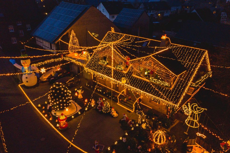 Alle Jahre wieder verzaubert das Weihnachtshaus im Hunsrück.  (Foto: Dennis Irmiter / Text u. Video: Bender)