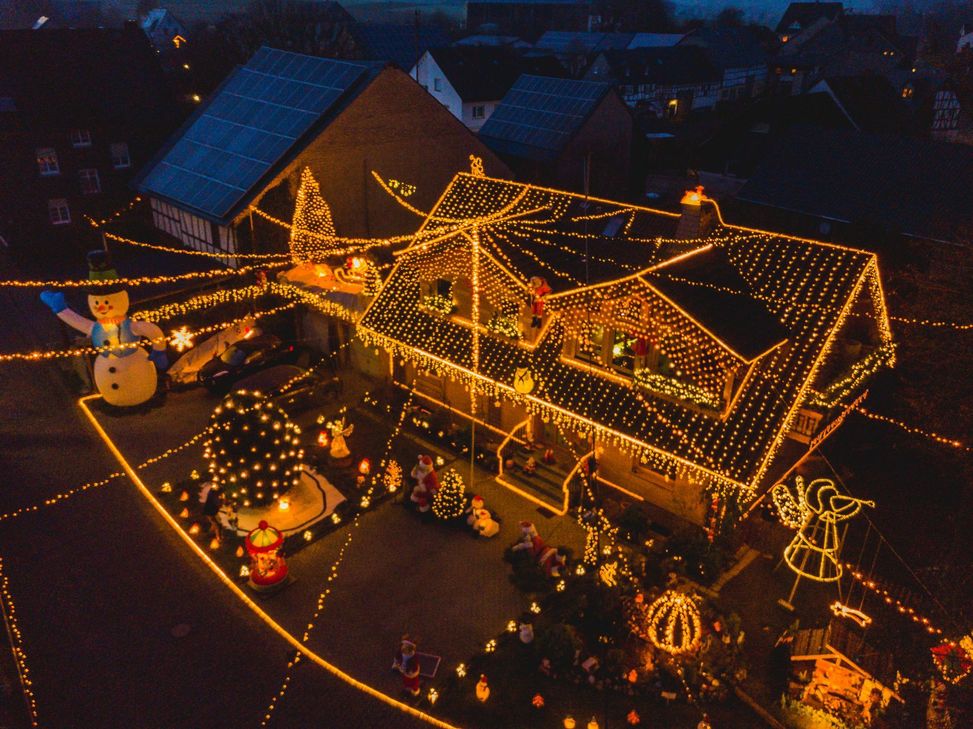 Alle Jahre wieder verzaubert das Weihnachtshaus im Hunsrück.  (Foto: Dennis Irmiter / Text u. Video: Bender)