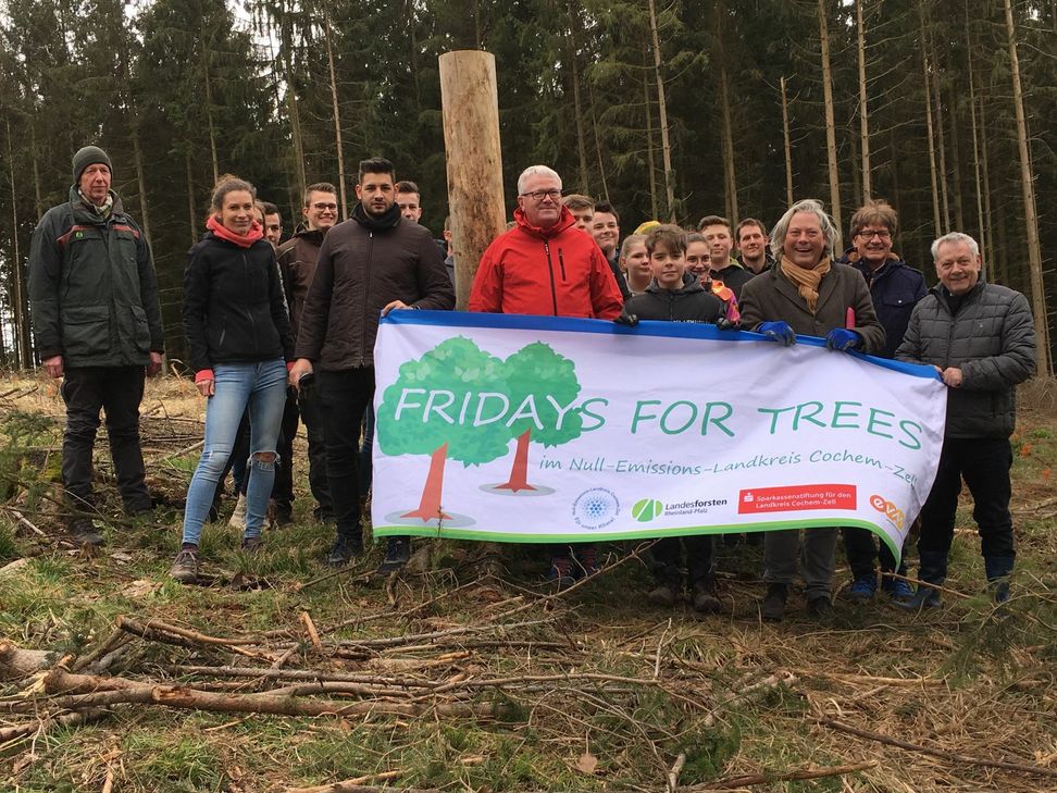 Die Schülerinnen und Schüler der Konrad-Adenauer-Schule haben mittlerweile mehr als 1.400 Bäume gepflanzt.