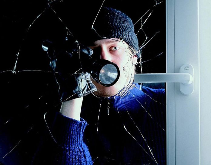 Die Polizei aus dem Kreis Ahrweiler schnappte einen flüchtigen Mann mit Einbruchswerkzeug im Rucksack.