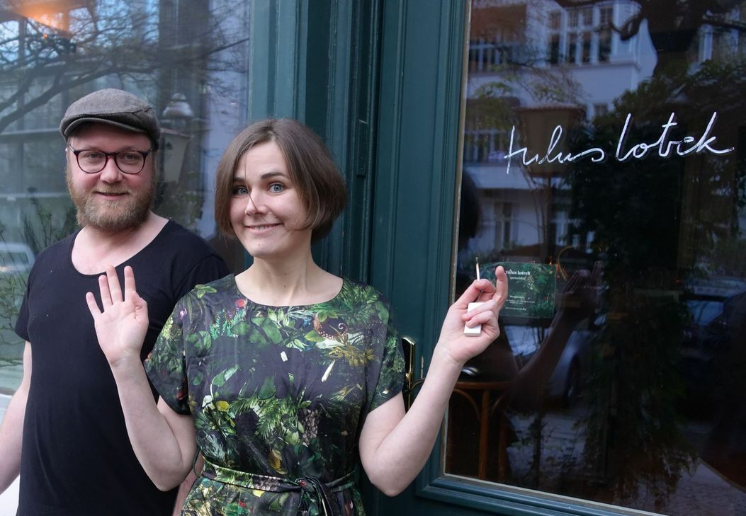 Ilona Scholl und Max Strohe vor dem »tulus lotrek« auf der Fichtestraße in Berlin-Kreuzberg. Foto: Rike Bouvet
