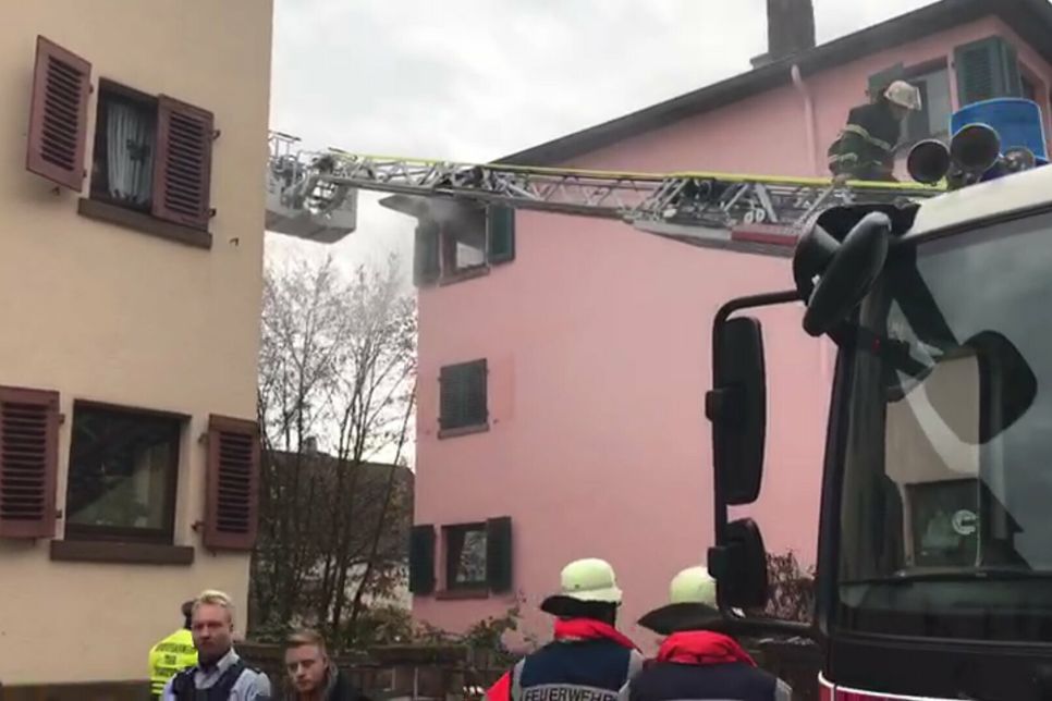 In Trier ist es am Sonntagmittag in Trier-West zu einem ausgedehnten Wohnungsbrand gekommen. Dabei wurde nach ersten Angaben eine Frau aus einer lebensbedrohlichen Situation gerettet. Foto/Video: SIKO