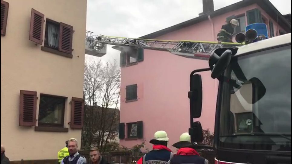 In Trier ist es am Sonntagmittag in Trier-West zu einem ausgedehnten Wohnungsbrand gekommen. Dabei wurde nach ersten Angaben eine Frau aus einer lebensbedrohlichen Situation gerettet. Foto/Video: SIKO