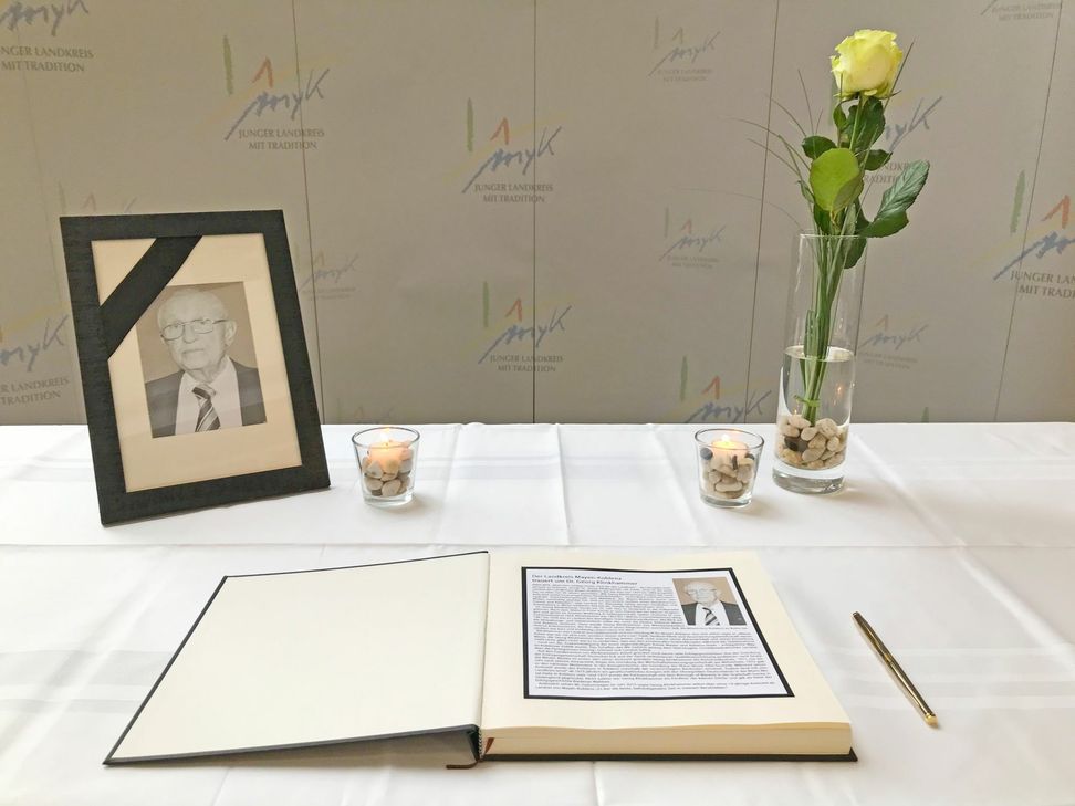 Für den verstorbenen Altlandrat Dr. Georg Klinkhammer liegt ein Kondolenzbuch im Lichthof des Kreishauses aus. Foto: Kreisverwaltung