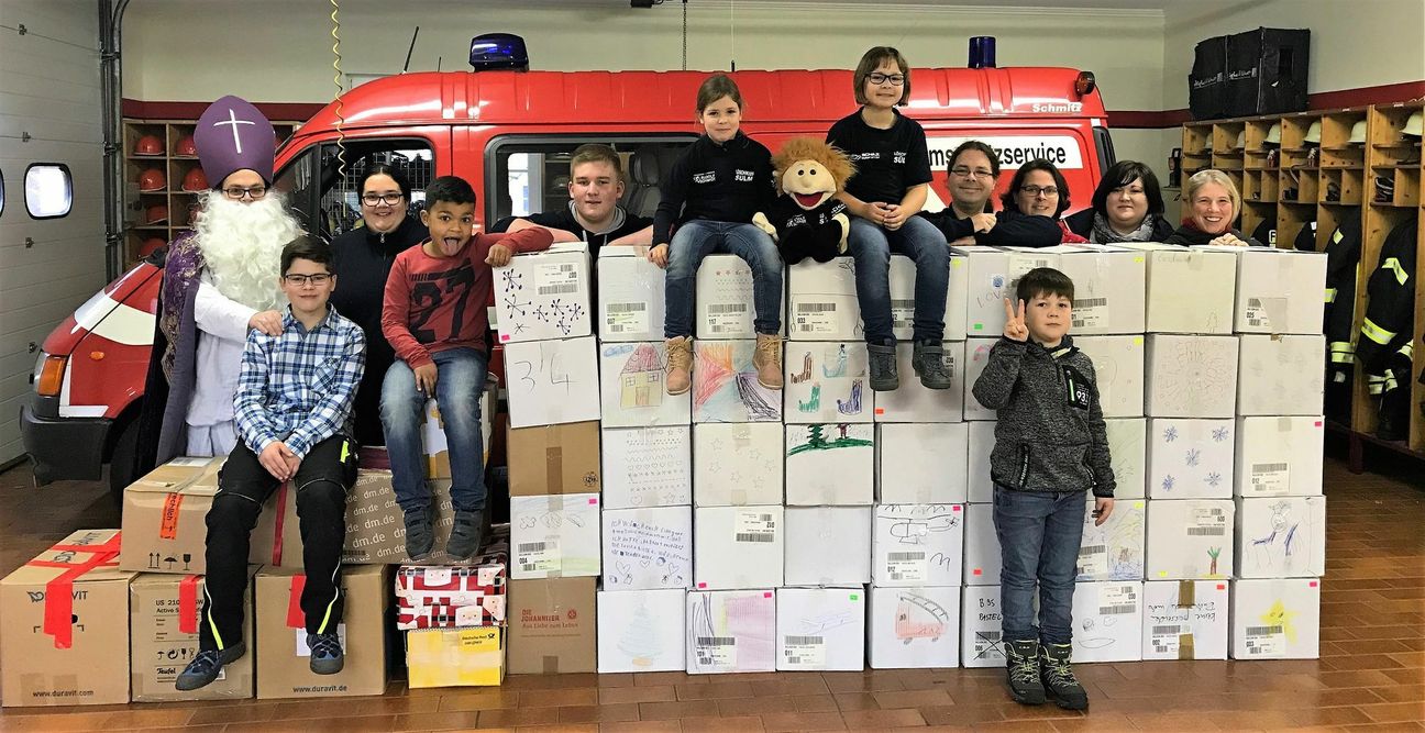 Sammelleidenschaft für die Johanniter-Weihnachtstrucker hat die FFW Sülm mit Löschkids-Leiter Dennis Hohlfelder-Pohl (5. v. r.) und dem Nikolaus bewiesen. Foto: JUH/FFW