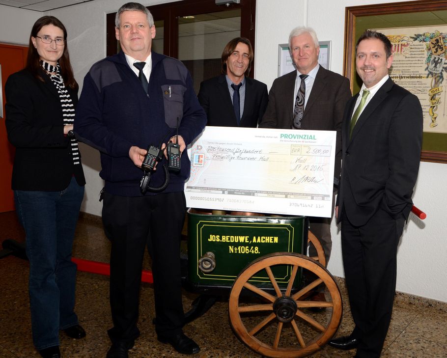 Freiwillige Feuerwehr Kall nimmt Spende der Provinzial entgegen (von rechts): André Kaltwasser (Vertriebsleiter Provinzial Rheinland), Kalls Bürgermeister Herbert Radermacher, Winfried Stratmann (Leiter der Provinzial-Geschäftsstelle Kall), Harald Heinen (Leiter der Feuerwehr Kall) und Sigrun Hochscheid (Teamleiterin der Gemeinde Kall). Foto: Sarah Winter/pp/Agentur ProfiPress