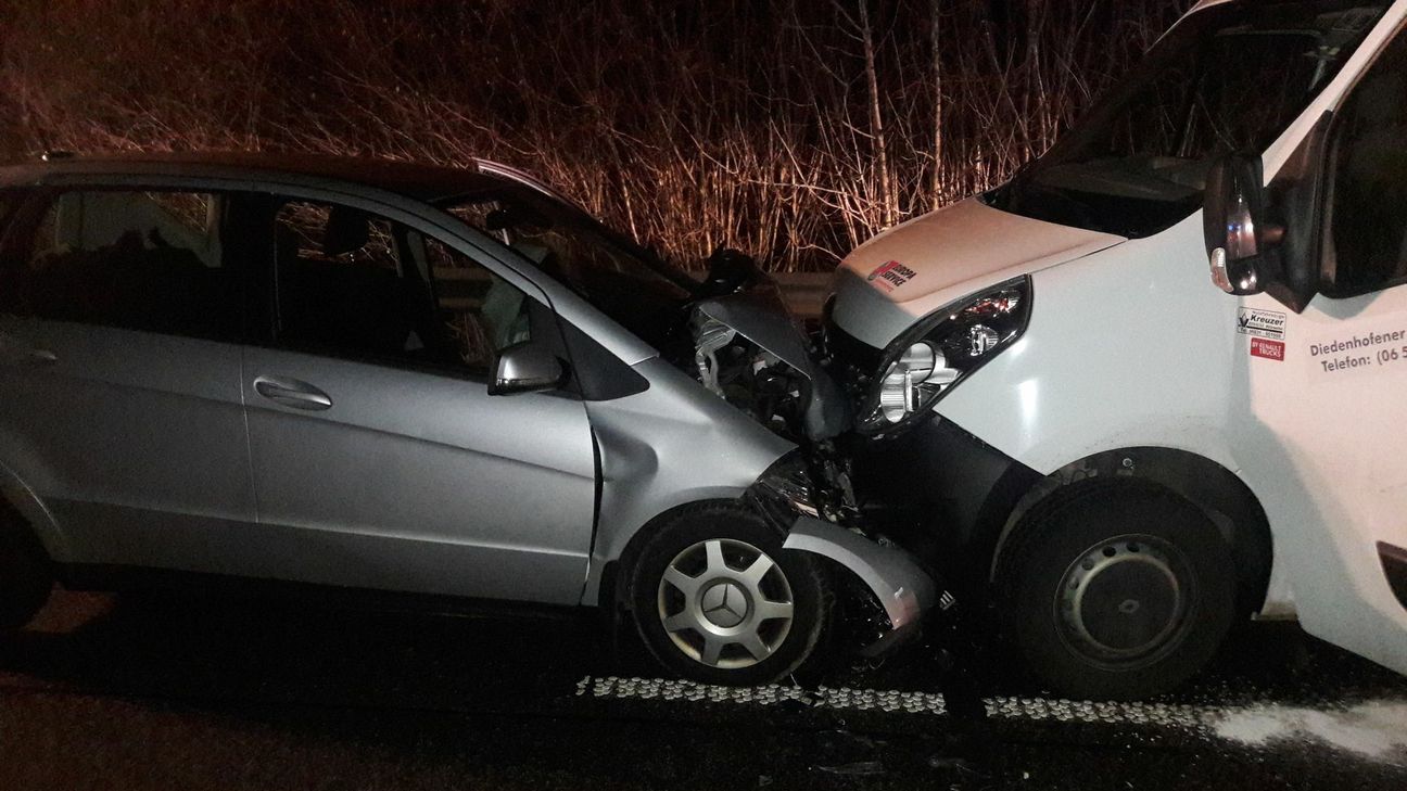 Die Serie der Unfälle reißt nicht ab. Am Samstagmorgen gegen 0.59 Uhr kam es zu einem Frontalzusammenstoß auf der L 150 zwischen der Autobahnabfahrt Mehring und Büdlich. Aus noch unbekannter Ursache war ein Kleinwagen mit einem Lieferwagen frontal zusammengestoßen. Fotos: Agentur Siko