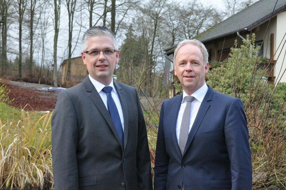 Die Vorstände der Raiffeisenbank Eifeltor: Thomas Welter (links) und Elmar Franzen.