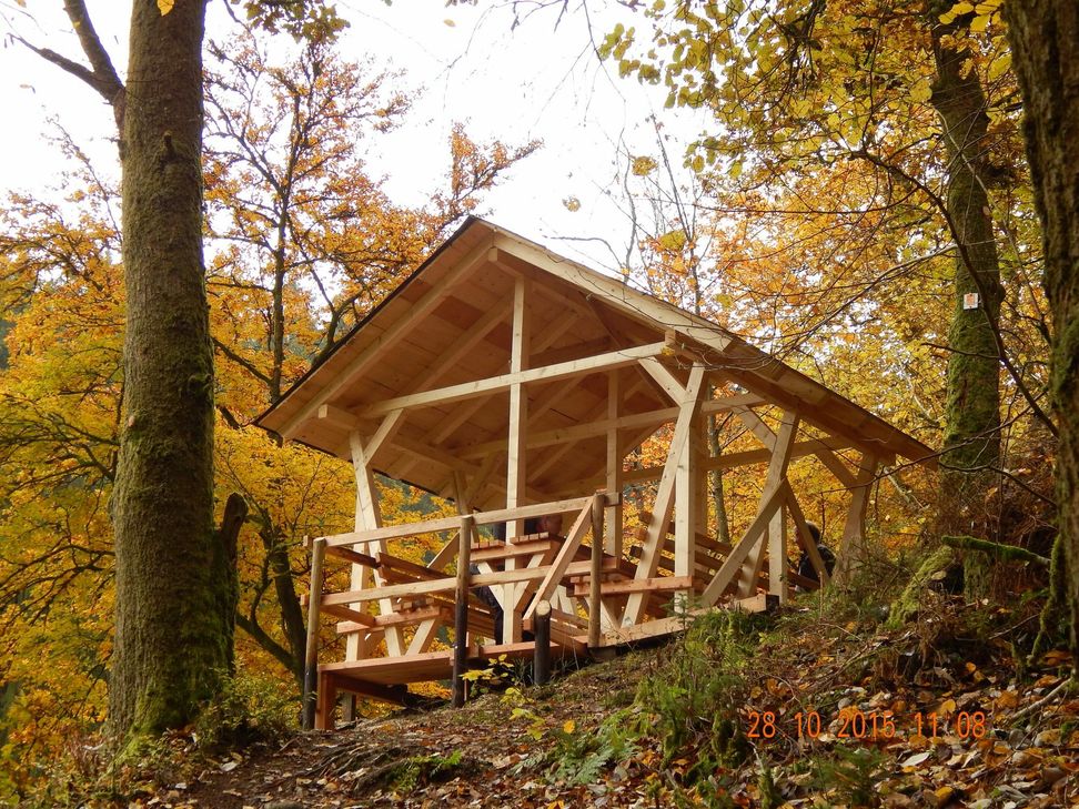 Die neue Schutzhütte, die Wegewart Andreas Ludwig gebaut hat, stellt laut Prüfinstitut "eine Bereicherung" dar. Foto: FF