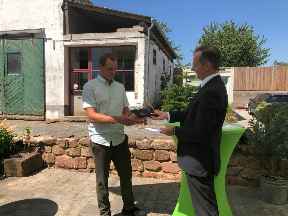 Dr. Volker Wissing (rechts) überreicht die Medaille an David Engel. Fotos: J. Urban