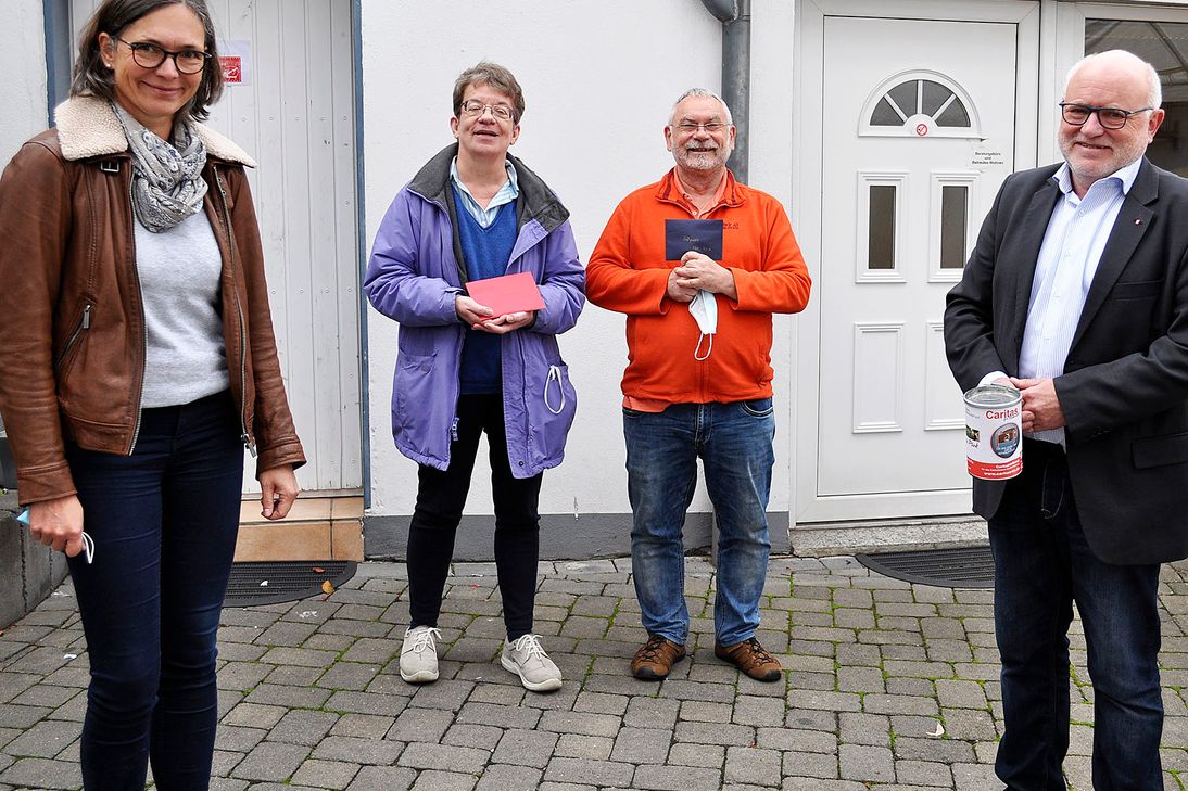 (v.l.) Pia Schön-Krebs (Caritas Euskirchen), Sabine und Dieter Renner, Bernhard Becker (Vorstand Caritas Euskirchen). Foto: Carsten Düppengießer / Caritas Euskirchen