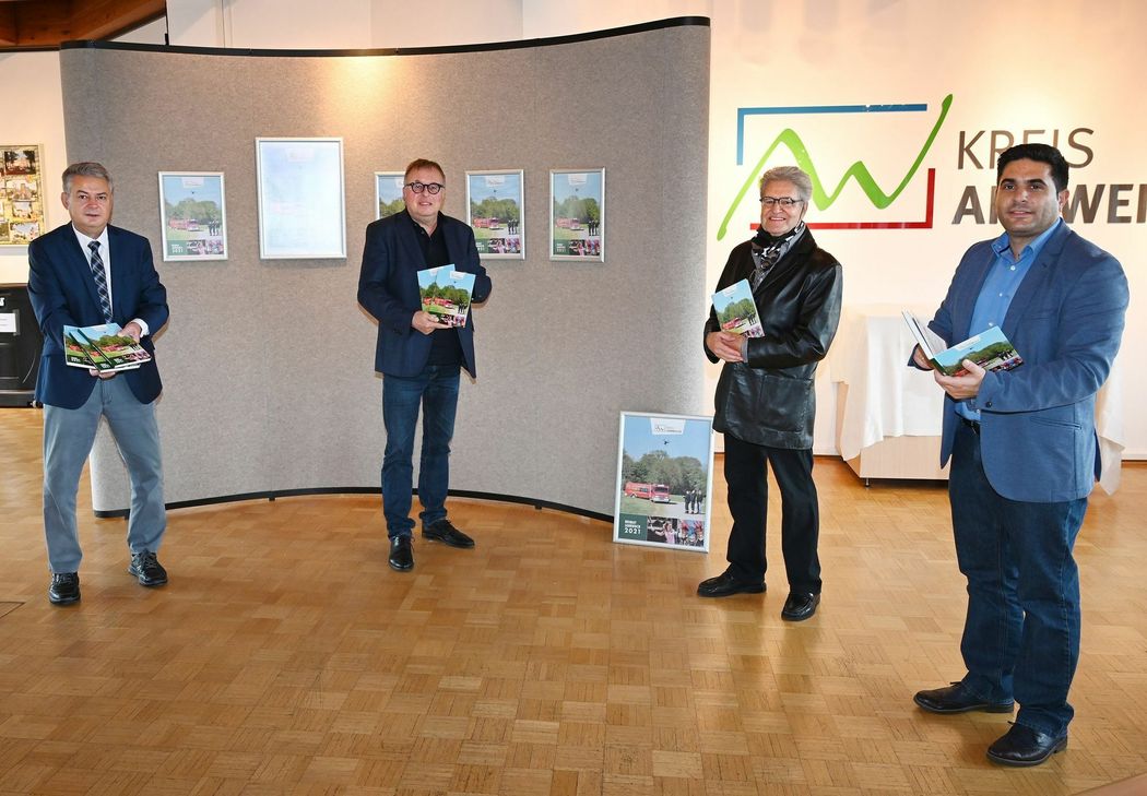 Jürgen Kempenich, Referent für Kreisgeschichte, Landrat Dr. Jürgen Pföhler, Herbert Wellnitz und Serkan Basar (beide Weiss-Verlag) stellen das neue Heimatjahrbuch 2021 vor. Foto: Ralf Schuhmann