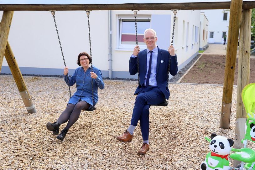 Trier-Geschäftsführerin Regina Bergmann und Oberbürgermeister Wolfram Leibe auf dem Spielplatz der frisch sanierten Mutter-Kind-Einrichtung Annastift. Foto: Bistum Trier