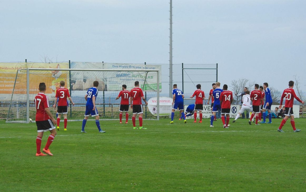 Der Beginn der Spielwende: Der Ball geht links ins Eck, Torschütze Tim Puttkammer (Bildmitte) dreht gerade zwischen Enrico Köppen (20) und dem Völklinger Phillipe Klein (4) ab. Ganz rechts im blauen Trikot lauerte auch der spätere Spielentscheider David Eberhardt auf die Chance. Foto: Arno Boes