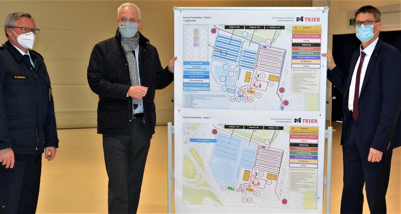 Olaf Backes, strellvertretender Leiter der Berufsfeuerwehr, OB Wolfram Leibe und Landrat Günther Schartz (v.l.) erläutern die Pläne für das Test- und das spätere Impfzentrum im Messepark. Foto: Finkenberg