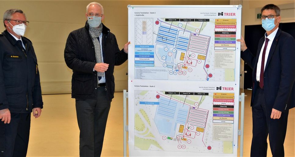 Olaf Backes, strellvertretender Leiter der Berufsfeuerwehr, OB Wolfram Leibe und Landrat Günther Schartz (v.l.) erläutern die Pläne für das Test- und das spätere Impfzentrum im Messepark. Foto: Finkenberg
