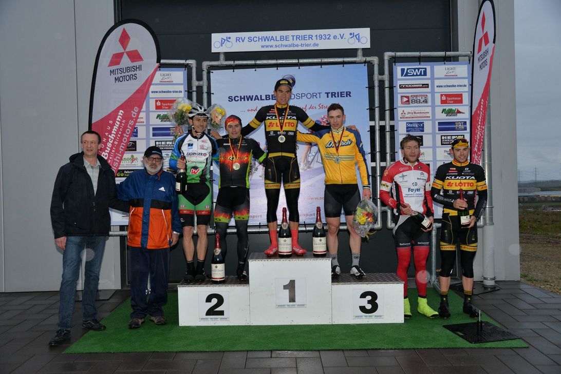 Auf dem Bild von links der Schirmherr Andreas Barzen, Schwalbe Chef Günter Steffgen. Oben auf dem Podium Gesamtsieger Raphael Freienstein (Team Kouta Lotto)