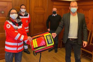 Von links: Sabrina und Christian Hilger (First Responder), Christopher Wittig (stellvertretender Fachbereichsleiter/Teilbereichsleiter Sicherheit und Ordnung) und Jörg Lempertz (Bürgermeister der Verbandsgemeinde Mendig) bei der Übergabe des neuen Notfallrucksacks.