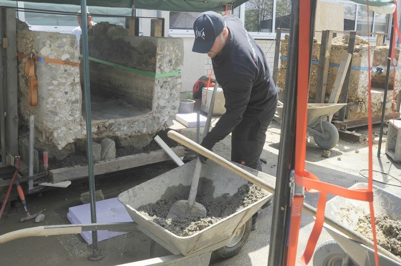 Im BGZ Simmerath wird an Teilstücken einer historischen Wasserleitung gearbeitet.