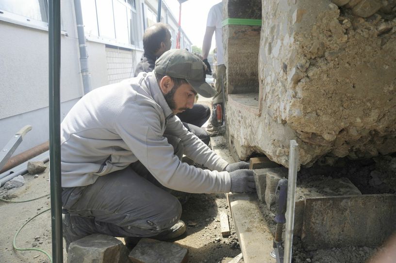 Im BGZ Simmerath wird an Teilstücken einer historischen Wasserleitung gearbeitet.