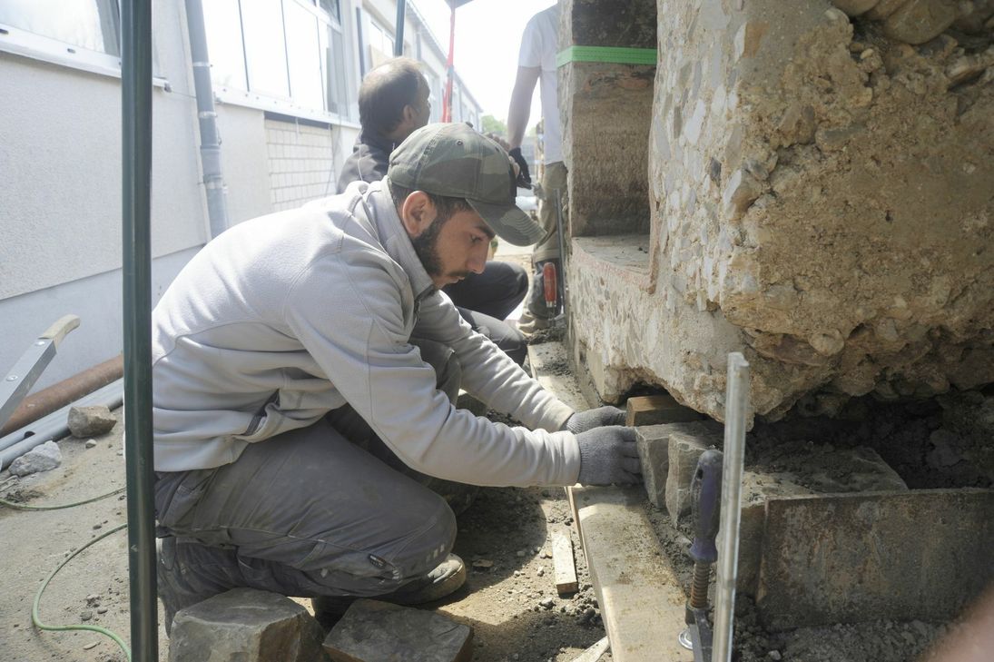 Im BGZ Simmerath wird an Teilstücken einer historischen Wasserleitung gearbeitet.