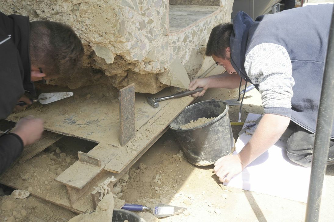 Im BGZ Simmerath wird an Teilstücken einer historischen Wasserleitung gearbeitet.