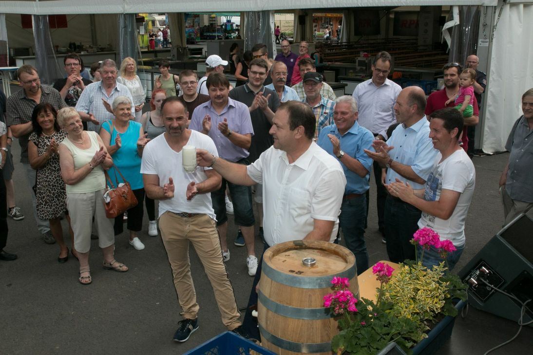 Das Spießbratenfest wird traditionell mit dem Fassanstich eröffnet.