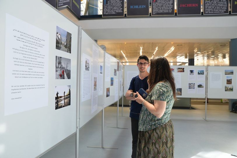 Die ausgestellten Fotos in der Universitätsbibliothek zeigen unter anderem Motive aus dem Iran, Eritrea und der Türkei – eben den Ländern, die für die Geflüchteten Heimat sind. Foto: Uni Trier