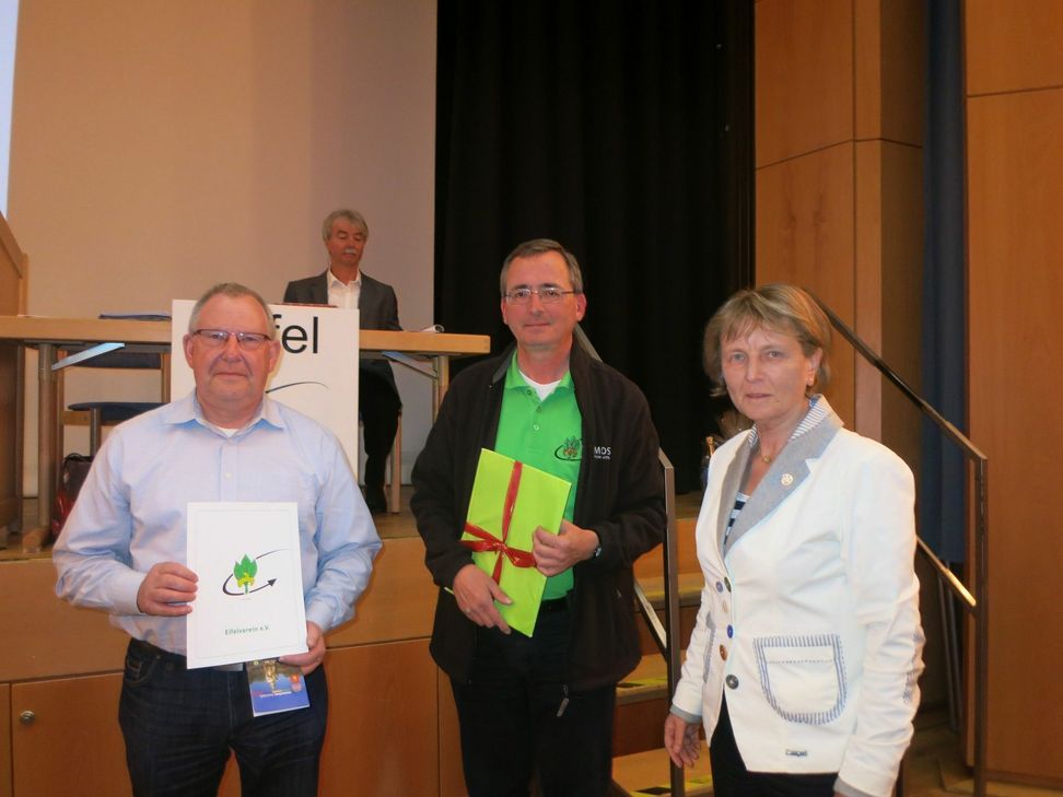 Mit dem Wolf-von Reis-Kulturpreis des Eifelvereins wurde die Ortsgruppe Konzen für den Kaiser-Karl-Wanderweg ausgezeichnet. Auf der Frühjahrstagung des Hauptvereins nahm der OG-Vorsitzende Karl-Heinz-Huppertz (v.l.) die Urkunde von Hauptkulturwart Prof. Wolfgang Schmid und der Hauptvorsitzenden Mathilde Weinandy entgegen.