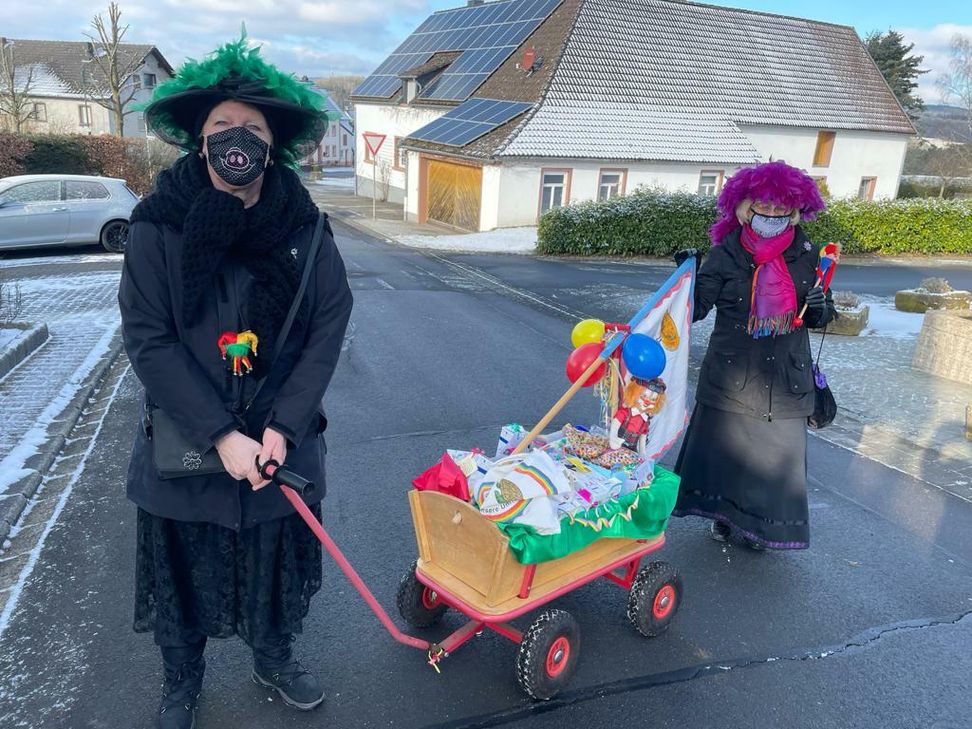 Maria Brauns und Claudia Lange suchten die Boverather Frauen mit einem gut gefüllten Bollerwagen vor den Haustüren auf. Foto: privat