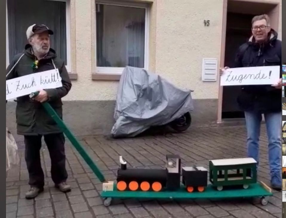 Endlich ein Karnevalszug ohne Lücken: Der Gerolsteiner "Rosenmontagszug" von Juppi Wirtz (l.) und Rainer Leyendecker. Foto: Margret Heinen