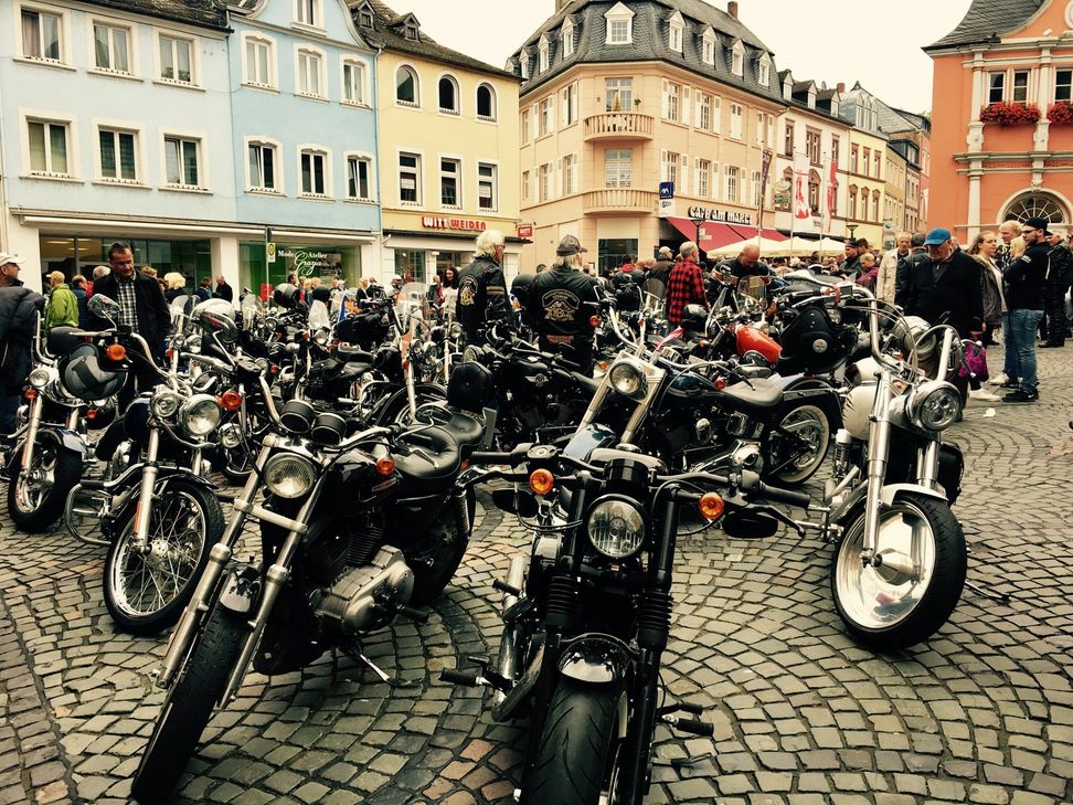Zahlreiche Harley-Davidson-Motorräder waren am Samstag auf dem Marktplatz in Wittlich zu bewundern.