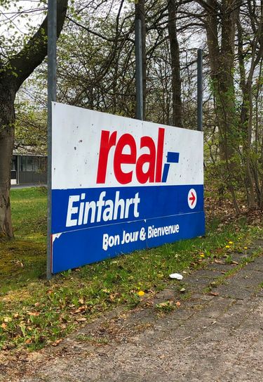 Das SB-Warenhaus im Imgenbroicher Gewerbegebiet wird unter dem Namen »mein real« weitergeführt. Mehr auf www.meinreal.de