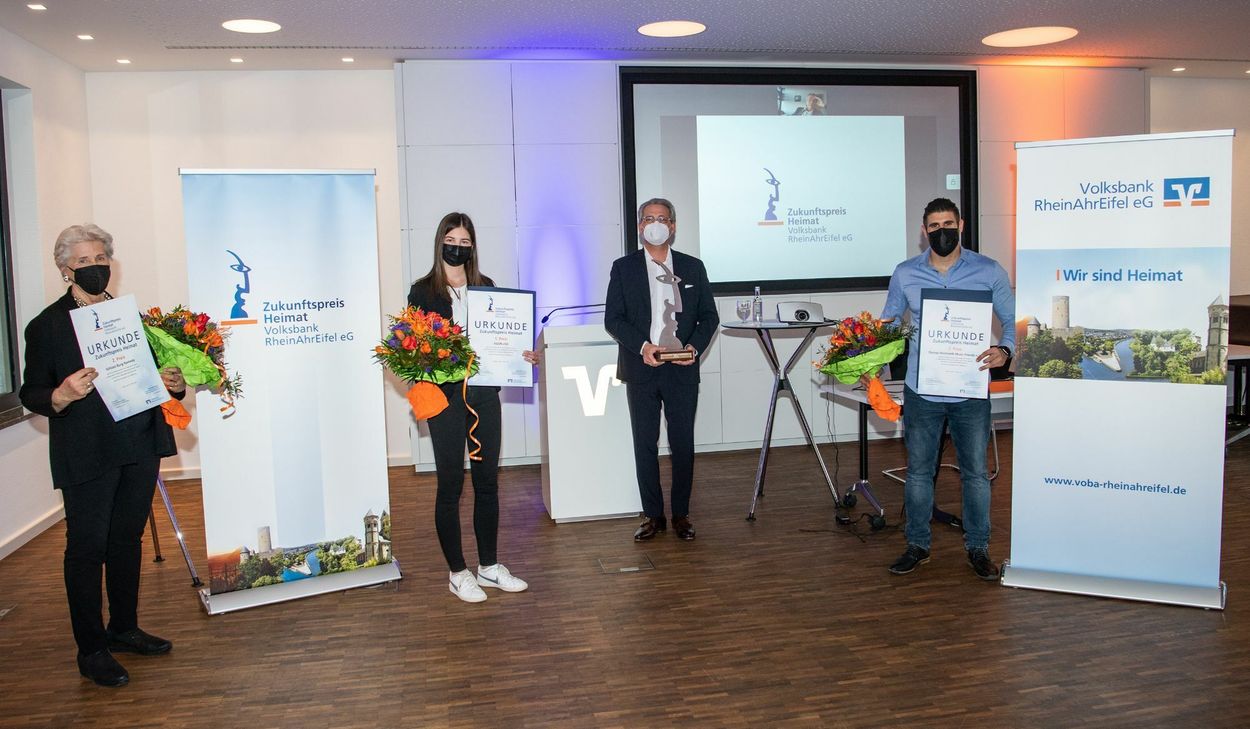 Freuen sich über den Gewinn des 12. Zukunftspreis Heimat: Heide Prinzessin von Hohenzollern von Schloss Burg Namedy (2. Preis), Kiara Link, Schülergenossenschaft EGON (1. Preis), Sascha Monschauer, Vorstandsvorsitzender der Volksbank RheinAhrEifel eG und Marlon Reinhardt vom Django Reinhardt Music Friends e.V. (3. Preis) (v.l.). Foto: Peter Seydel