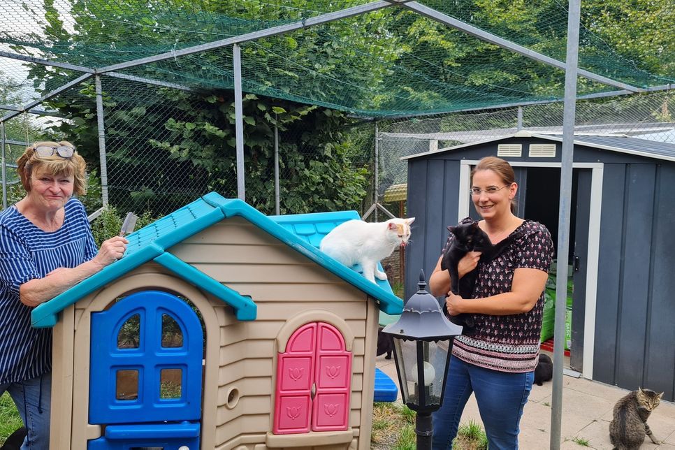 Die Mitarbeiterinnen des Tierheims Oberstmuhl sind happy: Sie haben beim Nachhaltigkeitswetbewerb des WochenSpiegel den ersten Preis gewonnen.
