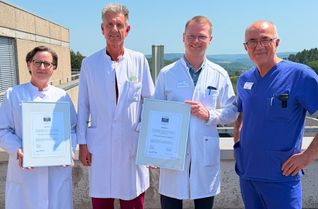 Das Verbundkrankenhaus Bernkastel/Wittlich erhält zwei Auszeichnung.
v.l.n.r: Priv.-Doz. Dr.med. Martina Kötting, kommissarische Chefärztin der Gefäßchirurgie, Prof. Dr.med. Bruch, Chefarzt der Inneren Medizin I, Dr.med. Blaß, Chefarzt der Anästhesie, Intensiv- und Notfallmedizin, Dr.med. (Univ. Pri.) und Herr Jashari, Leitender Arzt der Intensivstation.