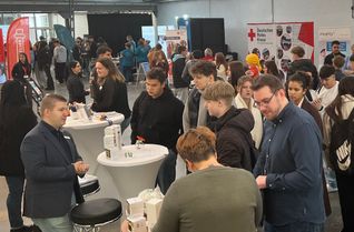 Der persönliche Kontakt zwischen potenziellen Arbeitgebern und Arbeitnehmern kommt bei der achten Euskirchener Job- und Aubildungsmesse nicht zu kurz.