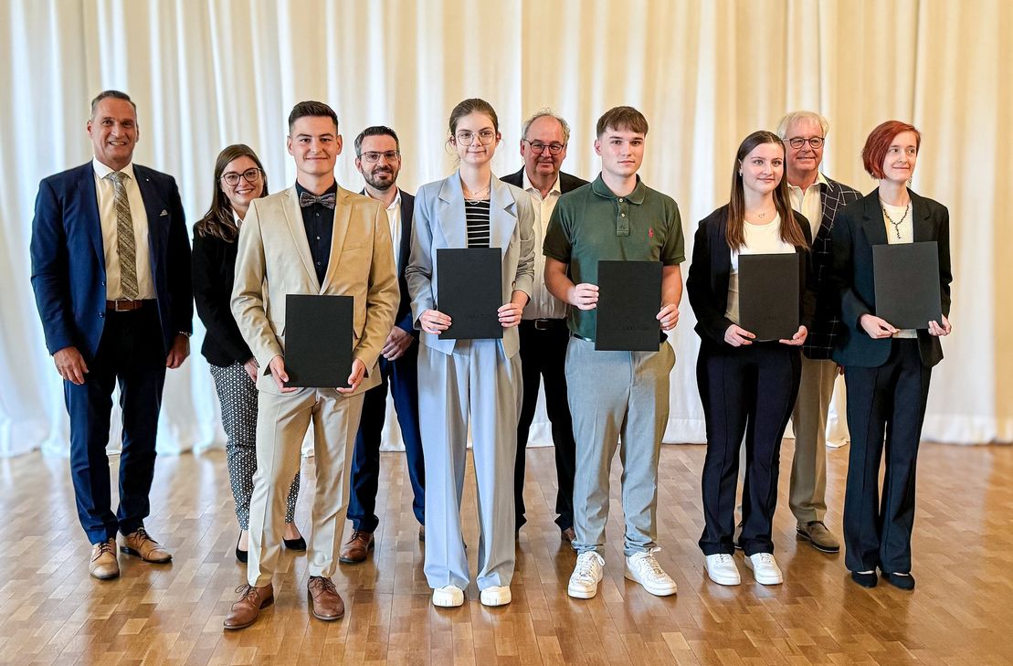 Die besten Schülerinnen und Schüler der drei Wittlicher Gymnasien und der beiden Realschulen, Bürgermeister Joachim Rodenkirch und Vertreter der preisstiftenden Firmen.